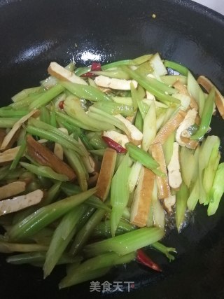 西芹炒豆干的做法步骤：8
