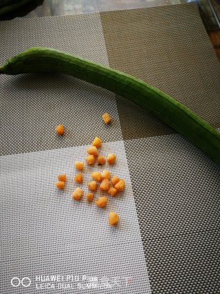 干贝丝瓜汤的做法步骤：1