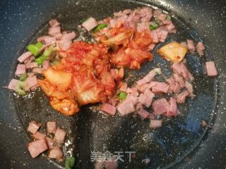 韩式辣白菜炒米饭的做法步骤：4