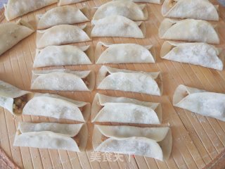 鸡肉香菇锅贴的做法步骤：8