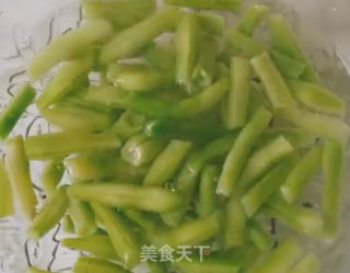 番茄炒四季豆的做法步骤：1