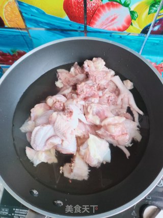三黄鸡炖蘑菇的做法步骤：1