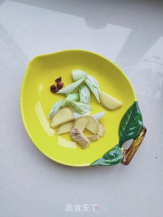 三黄鸡炖蘑菇的做法步骤：4