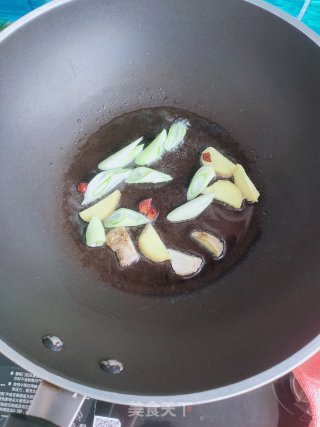 三黄鸡炖蘑菇的做法步骤：5