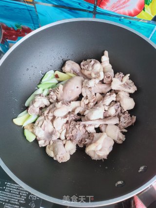 三黄鸡炖蘑菇的做法步骤：6