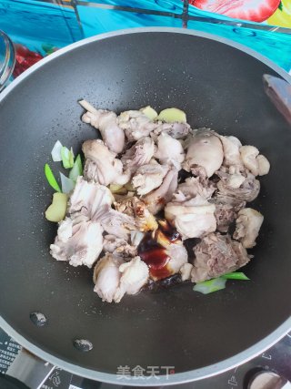 三黄鸡炖蘑菇的做法步骤：7