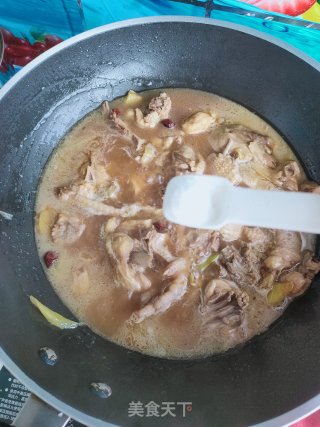 三黄鸡炖蘑菇的做法步骤：10
