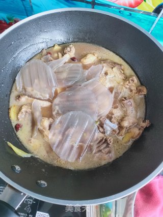 三黄鸡炖蘑菇的做法步骤：11