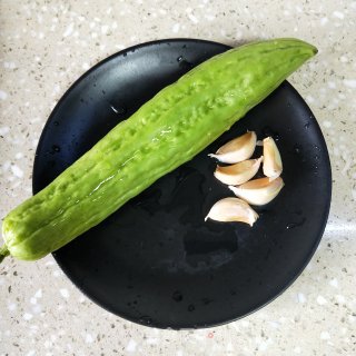 苦瓜炒苋菜的做法步骤：1