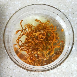 虫草花墨鱼汤的做法步骤：2