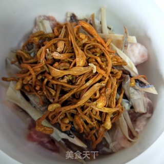 虫草花墨鱼汤的做法步骤：6