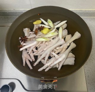 泡椒无骨凤爪的做法步骤：2