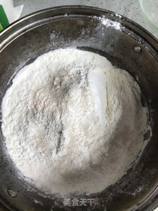 韭菜鸡蛋馅饼的做法步骤：1
