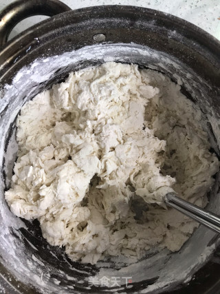 韭菜鸡蛋馅饼的做法步骤：2