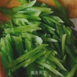莴笋炒蛋的做法步骤：1