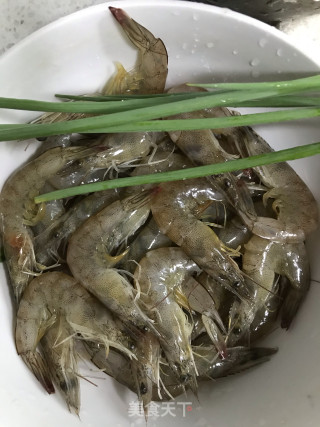 干锅吮指对虾的做法步骤：1