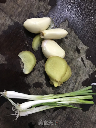 干锅吮指对虾的做法步骤：2