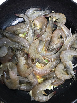 干锅吮指对虾的做法步骤：5