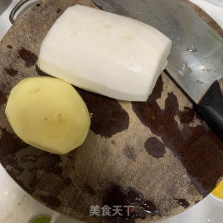 白萝卜土豆骨头汤的做法步骤：1