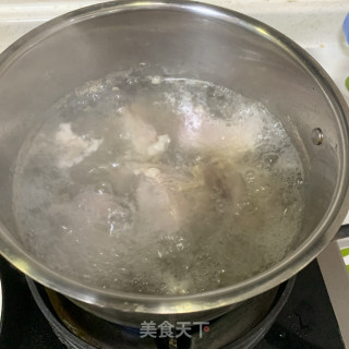 白萝卜土豆骨头汤的做法步骤：2