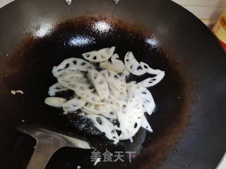 藕片炒肉的做法步骤：4