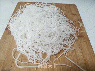 青椒酸辣粉的做法步骤：1