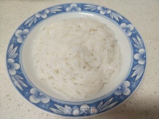 青椒酸辣粉的做法步骤：3