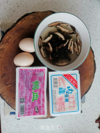 酸辣汤的做法步骤：1