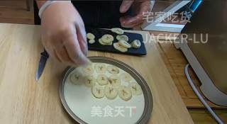两分钟学一道美食，烤年糕披萨，焦脆外壳，软糯内心、丰富馅料，好吃到爆。的做法步骤：4