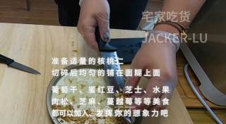 两分钟学一道美食，烤年糕披萨，焦脆外壳，软糯内心、丰富馅料，好吃到爆。的做法步骤：5