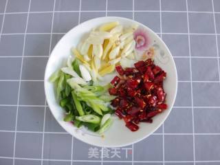 酸辣鸡腿肉的做法步骤：2