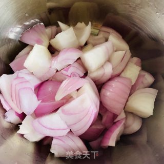 自家浓郁火腿咖喱-不吃米饭的都可以吃上满满一碗的做法步骤：2