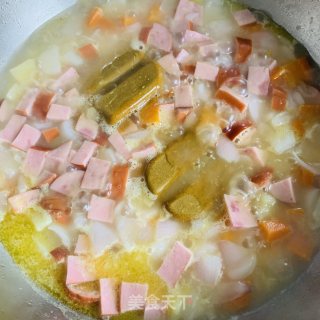自家浓郁火腿咖喱-不吃米饭的都可以吃上满满一碗的做法步骤：5