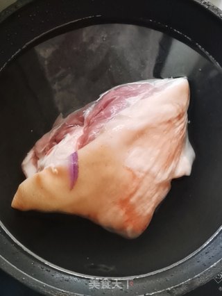 香卤肘子的做法步骤：1