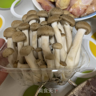 真姬菇炒鸡肉，太好吃了????的做法步骤：2