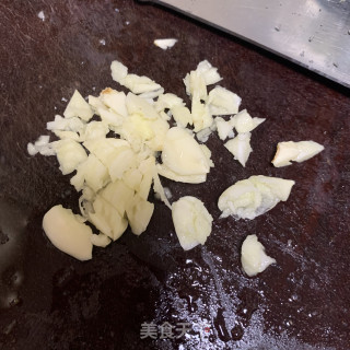 真姬菇炒鸡肉，太好吃了????的做法步骤：3