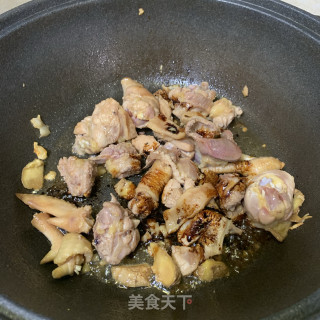 真姬菇炒鸡肉，太好吃了????的做法步骤：4