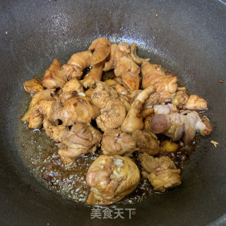 真姬菇炒鸡肉，太好吃了????的做法步骤：5