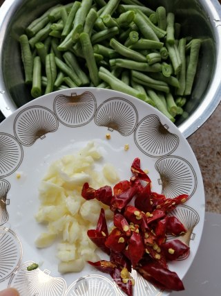 蒜香豆角的做法步骤：2