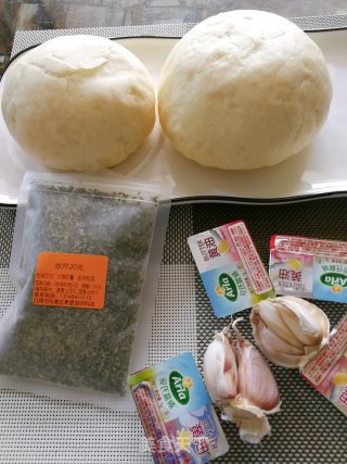 荷蒂粥 $蒜香馒头片$煎鱼的做法步骤：1