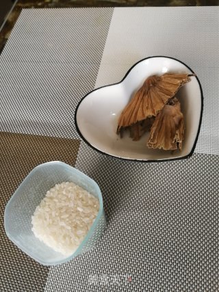 荷蒂粥 $蒜香馒头片$煎鱼的做法步骤：2