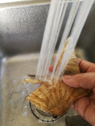 荷蒂粥 $蒜香馒头片$煎鱼的做法步骤：4