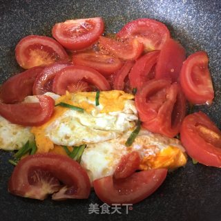 西红柿鸡蛋高汤面的做法步骤：5