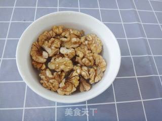 核桃仁拌韭菜的做法步骤：1