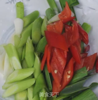 蒜苗炒豆泡的做法步骤：2