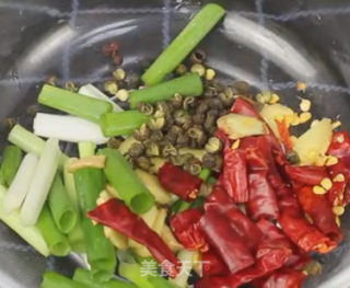 蒜苗炒豆泡的做法步骤：3
