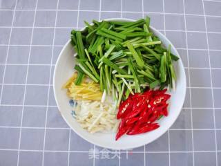 韭菜炒鸡杂的做法步骤：2