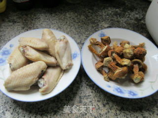 姬松茸烧中翅的做法步骤：1