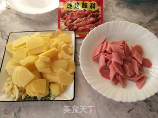 烧烤料土豆片炒香肠的做法步骤：2