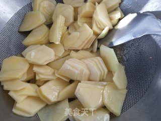 烧烤料土豆片炒香肠的做法步骤：3